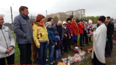 "Будем жить! И всё наладится в нашей стране!" Жители Корабельного района встретили праздничный день Воскресения Христового в Храмах | Корабелов.ИНФО image 4