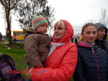 "Будем жить! И всё наладится в нашей стране!" Жители Корабельного района встретили праздничный день Воскресения Христового в Храмах | Корабелов.ИНФО image 8