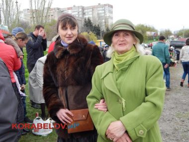 "Будем жить! И всё наладится в нашей стране!" Жители Корабельного района встретили праздничный день Воскресения Христового в Храмах | Корабелов.ИНФО image 12