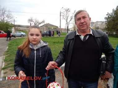 "Будем жить! И всё наладится в нашей стране!" Жители Корабельного района встретили праздничный день Воскресения Христового в Храмах | Корабелов.ИНФО image 15