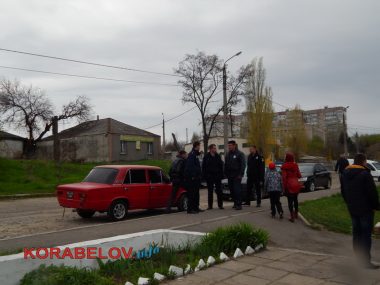 "Будем жить! И всё наладится в нашей стране!" Жители Корабельного района встретили праздничный день Воскресения Христового в Храмах | Корабелов.ИНФО image 16