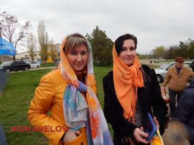 "Будем жить! И всё наладится в нашей стране!" Жители Корабельного района встретили праздничный день Воскресения Христового в Храмах | Корабелов.ИНФО image 18