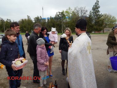 "Будем жить! И всё наладится в нашей стране!" Жители Корабельного района встретили праздничный день Воскресения Христового в Храмах | Корабелов.ИНФО image 19