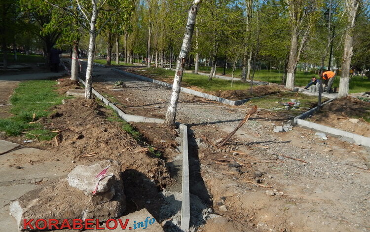 "Ёж научился летать?" - возобновлены работы по ремонту пешеходных дорожек в сквере "Белая акация" | Корабелов.ИНФО image 3