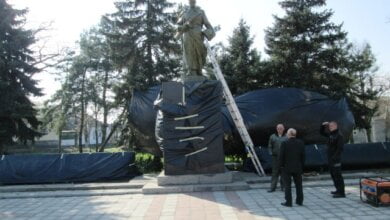 Завдяки благодійникам, у Корабельному районі, готуючись до свят, провели роботи з ремонту та благоустрою пам'ятників | Корабелов.ИНФО