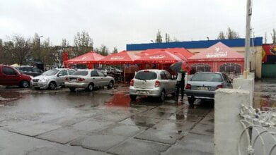 "И никому нет до этого дела», - житель Корабельного района возмущен стихийной парковкой на пешеходной площади | Корабелов.ИНФО image 3