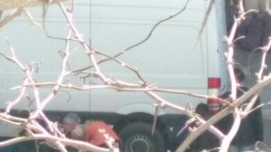 "Там крушится асфальт". Микроавтобус провалился колесами в том же дворе Корабельного района, где и мусоровоз | Корабелов.ИНФО image 2