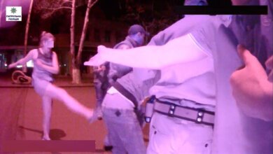 В центрі Миколаєва підлітки зірвали лавку і намагались втекти від поліції | Корабелов.ИНФО image 1