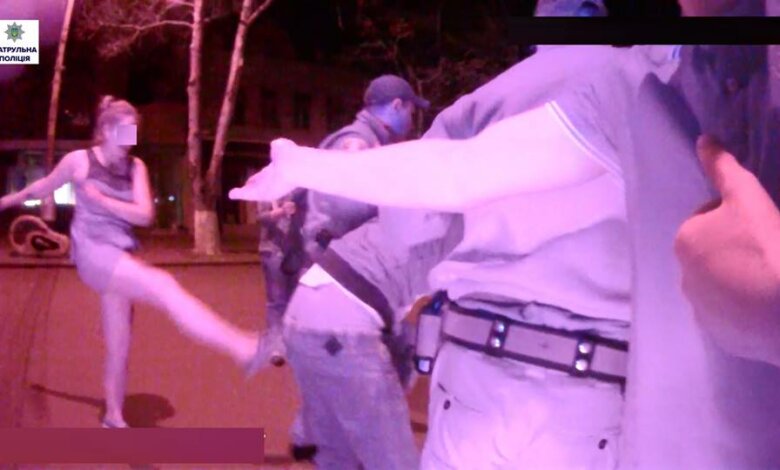 В центрі Миколаєва підлітки зірвали лавку і намагались втекти від поліції | Корабелов.ИНФО image 1