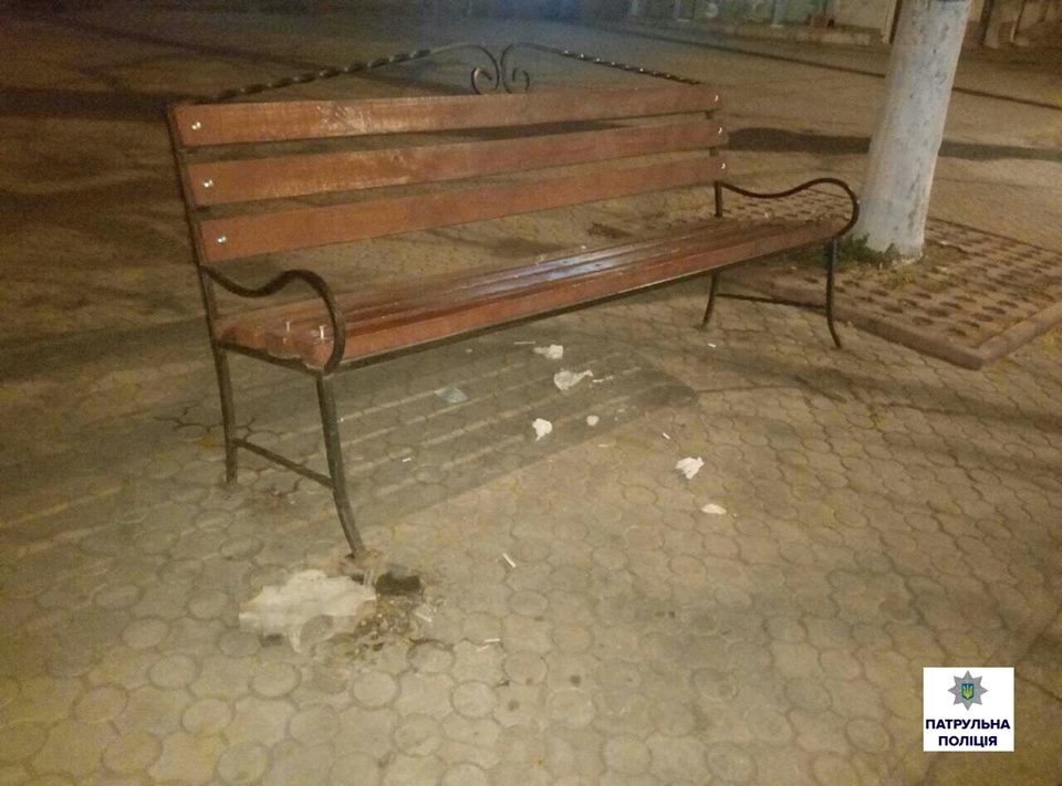 В центрі Миколаєва підлітки зірвали лавку і намагались втекти від поліції | Корабелов.ИНФО image 2