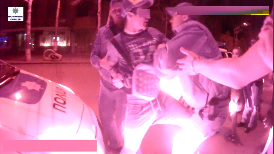 В центрі Миколаєва підлітки зірвали лавку і намагались втекти від поліції | Корабелов.ИНФО image 3