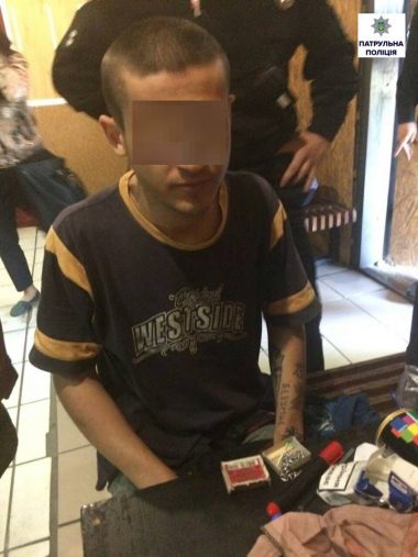 Патрульні в Миколаєві піймали неповнолітніх, що розповсюджували адреси наркосайтів | Корабелов.ИНФО image 3