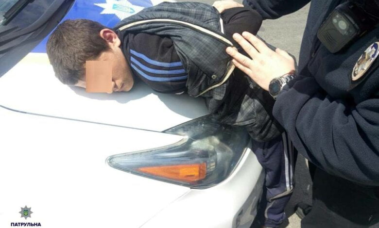 На кладбище в центре Николаева 17-летний парень изнасиловал девушку и отобрал у нее телефон | Корабелов.ИНФО