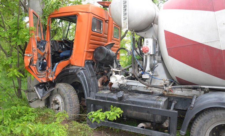 На вулиці Самойловича КАМАЗ врізався в електроопору та дерево, водія затисло в кабіні | Корабелов.ИНФО image 1