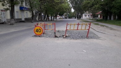 "Задрали своей руководящей импотенцией", - два месяца на дороге в Корабельном районе стоит аварийный забор | Корабелов.ИНФО image 1