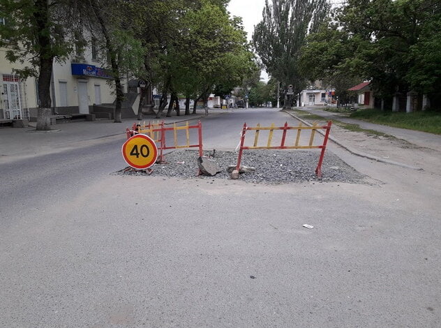 "Задрали своей руководящей импотенцией", - два месяца на дороге в Корабельном районе стоит аварийный забор | Корабелов.ИНФО image 1