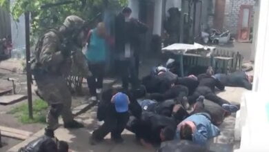 "Лежать!  Лицом в землю", - николаевская полиция опубликовала видео спецоперации по наркопритону в Широкой Балке | Корабелов.ИНФО