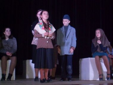 Жахи важких воєнних часів показали у палаці культури "Корабельний" учасники дитячої театральної студії "Апельсин" | Корабелов.ИНФО image 2