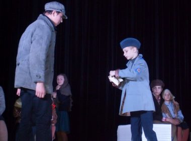 Жахи важких воєнних часів показали у палаці культури "Корабельний" учасники дитячої театральної студії "Апельсин" | Корабелов.ИНФО image 6