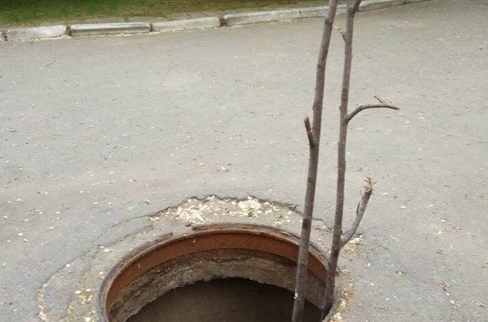 В открытый люк на территории школы в Корабельном районе провалилась коляска с ребенком | Корабелов.ИНФО image 3