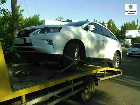 Тікаючи від погоні, водій-порушник кинув свій "Lexus" біля залізничного переїзду в Корабельному районі | Корабелов.ИНФО image 2