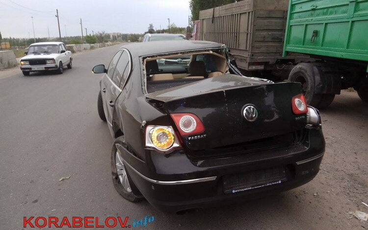 "Маршрутка", разворачиваясь напротив "Ника-Теры", ударила легковой автомобиль, и тот влетел в прицеп грузовика | Корабелов.ИНФО image 1