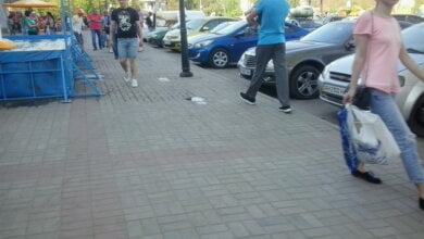 «Беспредел переходит все рамки!» - люди в Корабельном возмущены "оккупацией" площадки перед супермаркетом "Фуршет" | Корабелов.ИНФО image 1