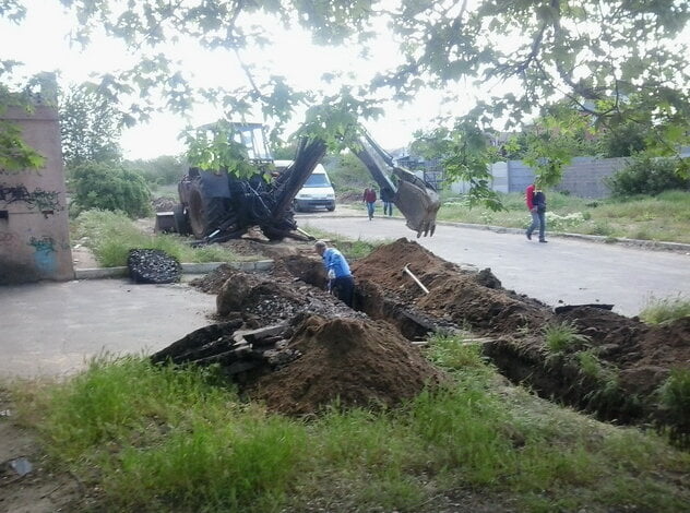 "Электроразрыватели или кладоискатели"? Жители Корабельного района просят, чтоб им восстановили поврежденный асфальт | Корабелов.ИНФО image 1