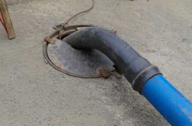 В озеро с канализацией, в котором погряз автомобиль, снова сливают нечистоты. Жители Корабельного района бьют тревогу | Корабелов.ИНФО image 8