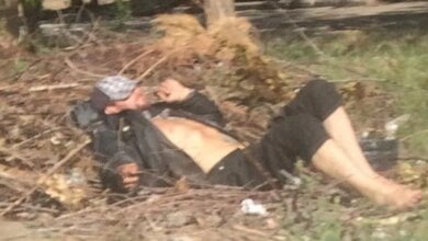 На школьном стадионе в Корабельном районе распивают алкоголь, колются, а теперь еще и бомжи отдыхают | Корабелов.ИНФО