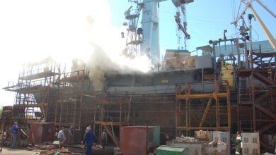 На заводе Новинского в Николаеве горело судно: пожарные эвакуировали 12 человек (ВИДЕО) | Корабелов.ИНФО image 1