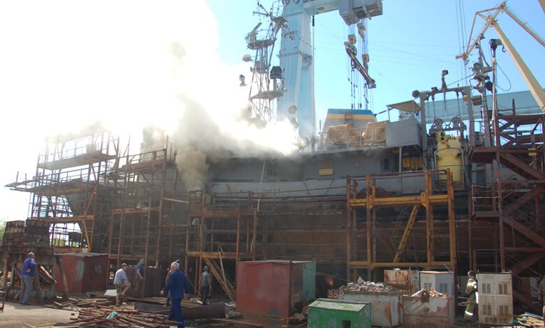 На заводе Новинского в Николаеве горело судно: пожарные эвакуировали 12 человек (ВИДЕО) | Корабелов.ИНФО image 1