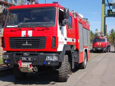 На заводе Новинского в Николаеве горело судно: пожарные эвакуировали 12 человек (ВИДЕО) | Корабелов.ИНФО image 3