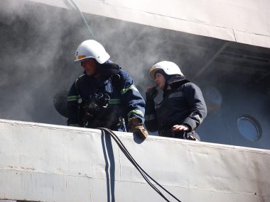 На заводе Новинского в Николаеве горело судно: пожарные эвакуировали 12 человек (ВИДЕО) | Корабелов.ИНФО image 4