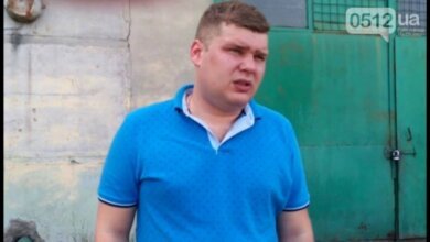 «Уходите с маршрута и города!»: владельцу автобусов "Николаев-Одесса" разбили машину и оставили письмо с угрозами | Корабелов.ИНФО image 3