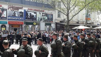 Сразу две колонны «Бессмертного полка» шли в Николаеве: людей с флагами Украины догоняли кричащие «Фашизм не пройдет» | Корабелов.ИНФО image 3