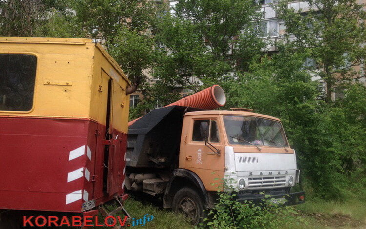 "Есть подозрение, что озеро наполнялось нечистотами отсюда". "Николаевводоканал" ремонтирует коллектор на ул. Ольжича | Корабелов.ИНФО image 1