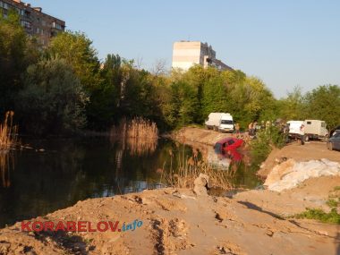 Автомобиль с девушкой угодил в озеро, наполненное канализационными стоками, в Корабельном районе | Корабелов.ИНФО image 4
