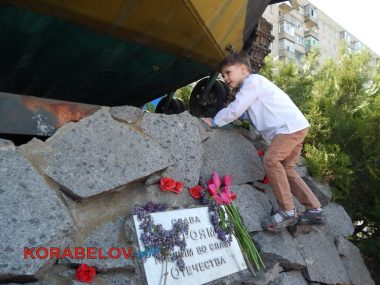 О хрупкости мира и ужасной цене Победы: накануне Дня Памяти в Корабельном районе состоялся торжественный митинг | Корабелов.ИНФО image 9