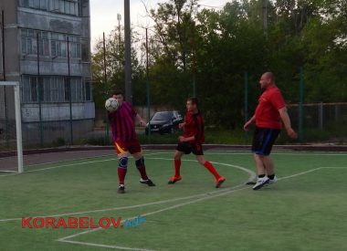 Заводская спартакиада: "глиноземщики" сражаются в мини-футбольных матчах (ВИДЕО) | Корабелов.ИНФО image 7