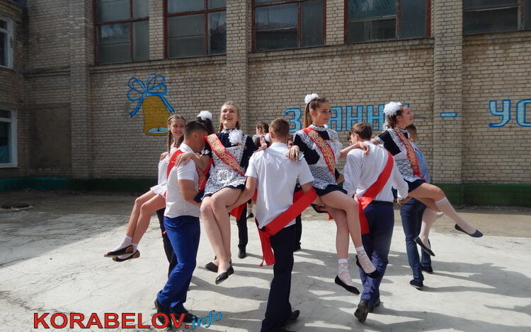 Теперь для них открыты горизонты! Праздник последнего звонка в школах Корабельного района (ВИДЕО) | Корабелов.ИНФО image 4