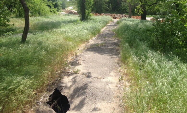 Еще один провал на улице Ольжича: канализация размыла асфальт, он держится только за счет корней деревьев | Корабелов.ИНФО image 3