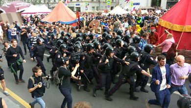 В России спецназ полиции на митинге избивает активистов дубинками, задержано более 700 человек (ВИДЕО) | Корабелов.ИНФО
