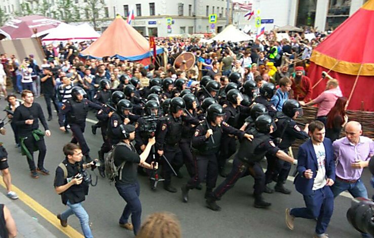 В России спецназ полиции на митинге избивает активистов дубинками, задержано более 700 человек (ВИДЕО) | Корабелов.ИНФО