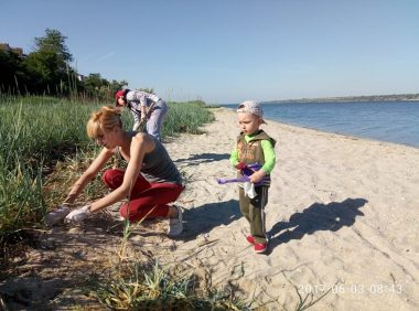 Активісти прибрали узбережжя в Широкій Балці і почали висаджувати там алею | Корабелов.ИНФО image 2