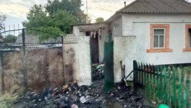 У дворі в Корабельному районі загорілося сміття, вогонь перекинувся на будинок. Врятували нетверезого хазяїна | Корабелов.ИНФО image 1