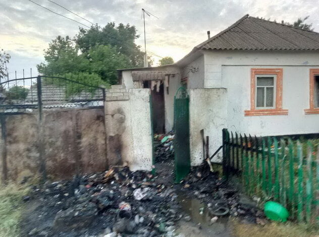 У дворі в Корабельному районі загорілося сміття, вогонь перекинувся на будинок. Врятували нетверезого хазяїна | Корабелов.ИНФО image 1