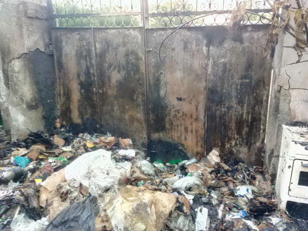 У дворі в Корабельному районі загорілося сміття, вогонь перекинувся на будинок. Врятували нетверезого хазяїна | Корабелов.ИНФО image 2