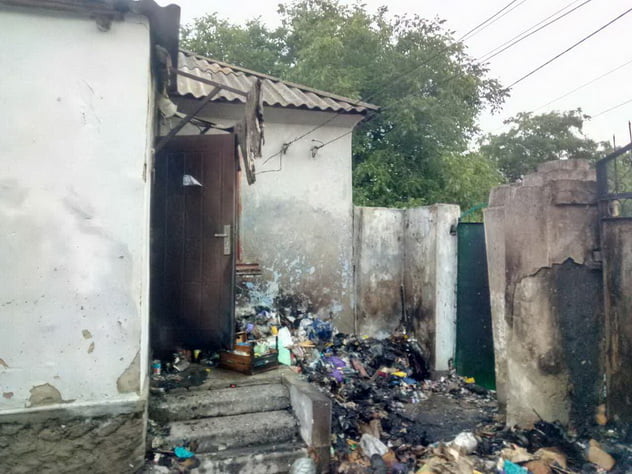 У дворі в Корабельному районі загорілося сміття, вогонь перекинувся на будинок. Врятували нетверезого хазяїна | Корабелов.ИНФО image 3