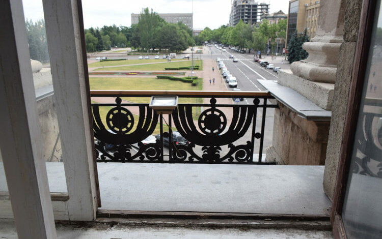 "Потерялся мальчик": мэр города Сенкевич через балкон сбежал из своего кабинета, скрывшись от полицейских, - СМИ | Корабелов.ИНФО image 1